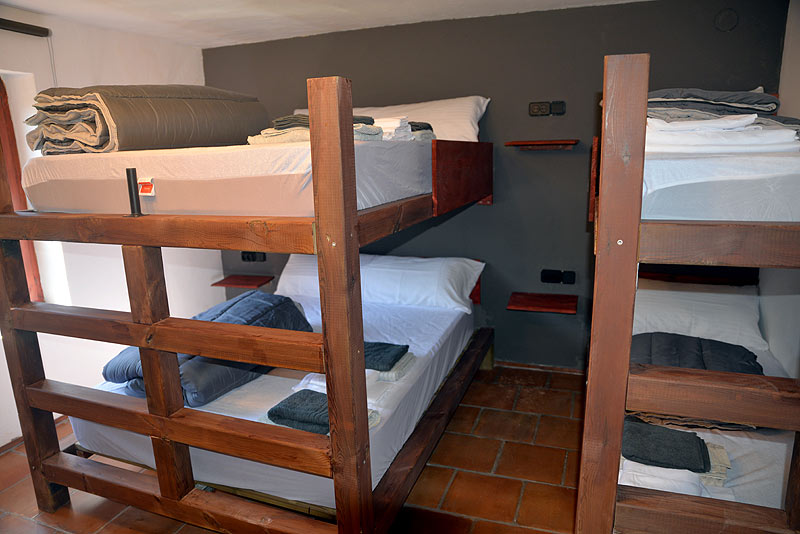 General view bedroom with bunk beds for 6 people