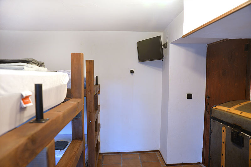 Vista general dormitorio con literas para 6 personas