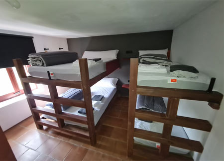General view bedroom with bunk beds for 6 people