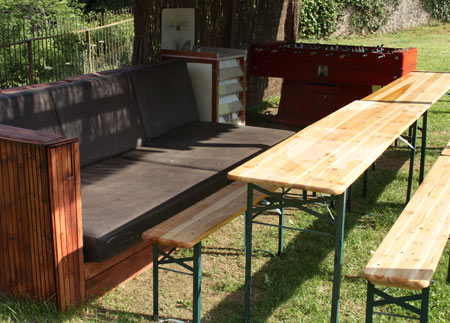 Folding tables for 20 people in the shade of the pergola