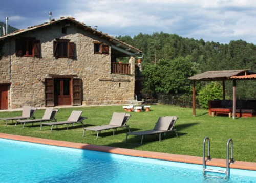 El Pati en verano: piscina, jardín y calma en el Pirineo